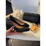  Kurpes ar spīdumu un uz neliela papēža