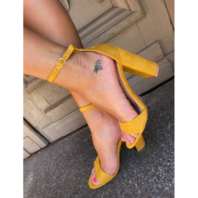    Dzeltenas augstpapēžu sandales