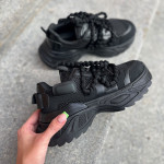   Melnas botas ar dekoratīvām šņorēm