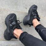   Melnas botas ar dekoratīvām šņorēm