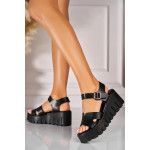 Melnas platformas sandales