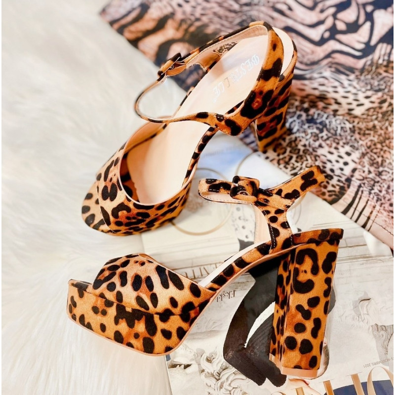 Leoparda raksta sandales