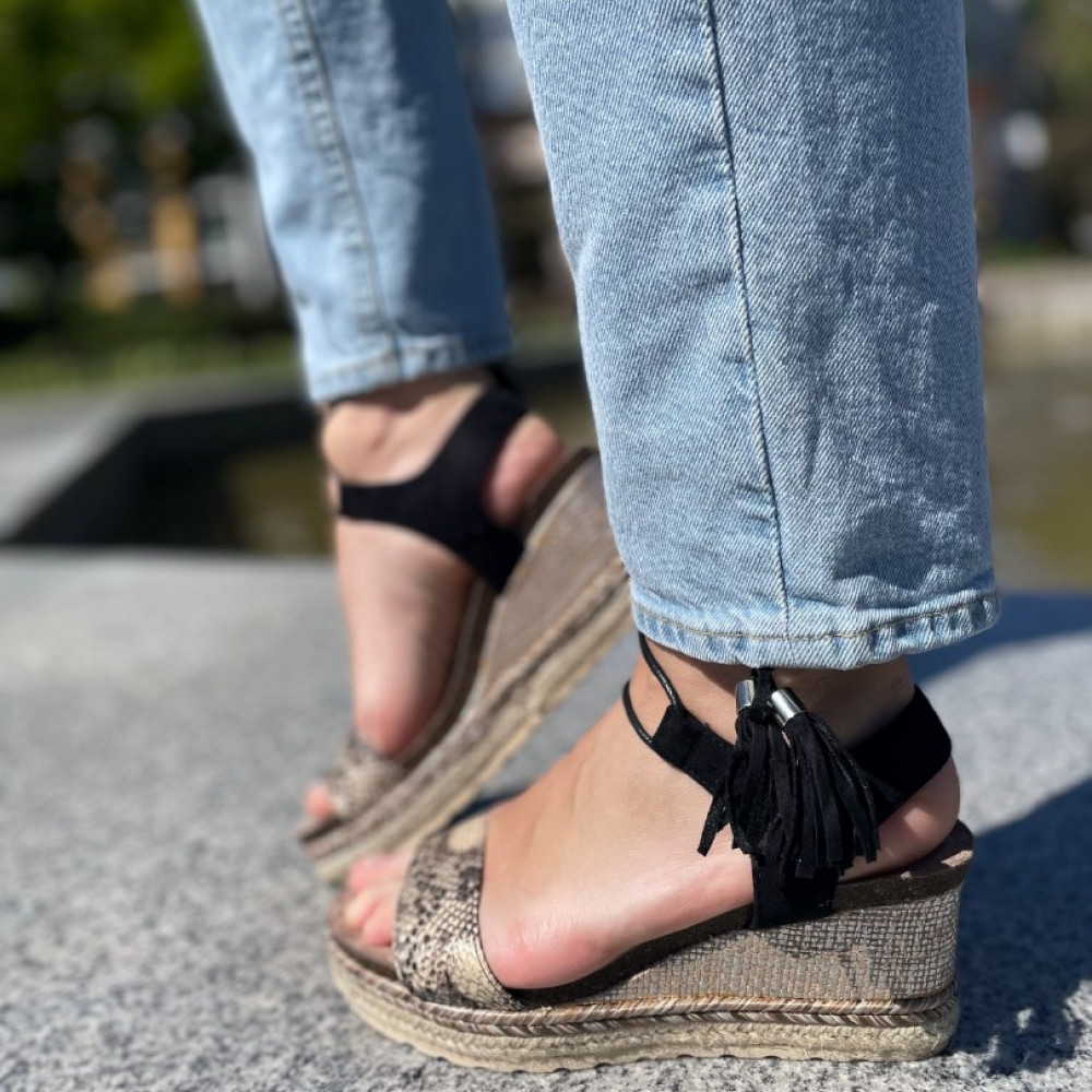    Platformas sandales ar sējumu