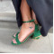    Zaļas sandales uz neliela papēža