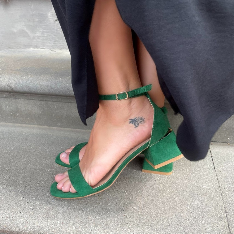    Zaļas sandales uz neliela papēža