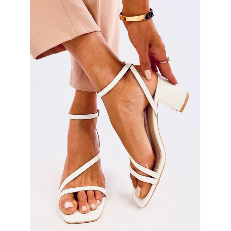   Baltas sandales ar šaurām siksniņām
