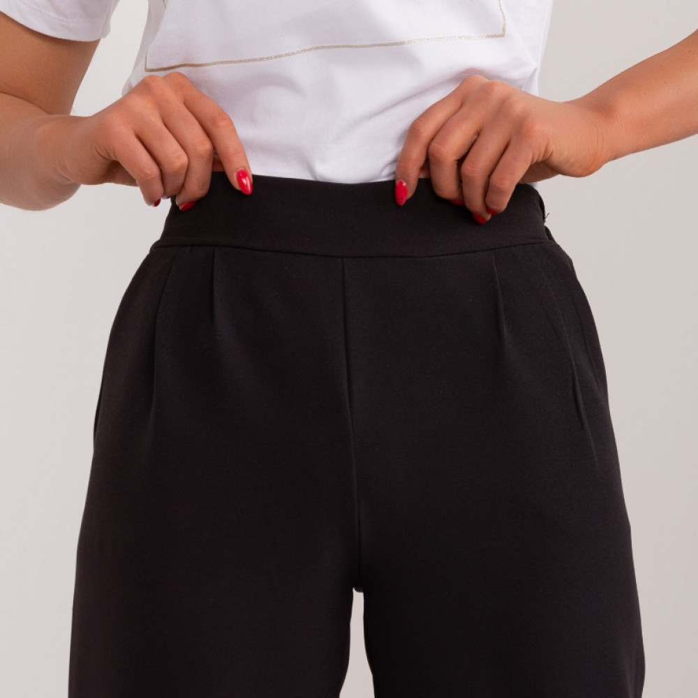      Taisna piegriezuma bikses ar kabatām un elastīgu vidukli - melnas