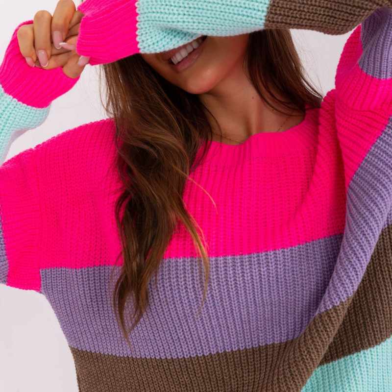   Brīva piegriezuma džemperis ar krāsainām strīpām