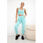   Kostīms: crop tops un sporta bikses