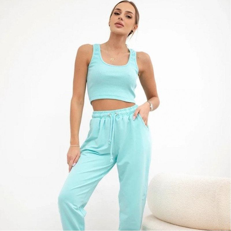   Kostīms: crop tops un sporta bikses