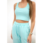   Kostīms: crop tops un sporta bikses
