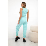  Kostīms: crop tops un sporta bikses