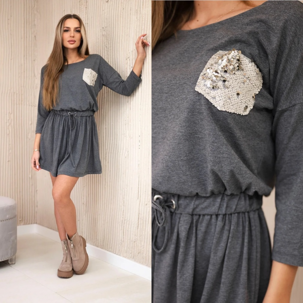  Kleita ar brīva piegriezuma svārkiem 