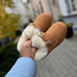    Siltināti apavi ar mākslīgo kažokādu un dekoratīvu sprādzi - kamieļkrāsas