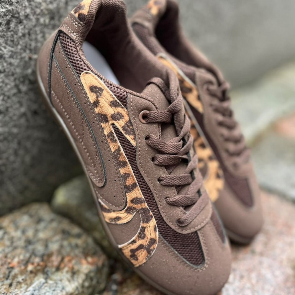   Brūnas kedas ar leoparda rakstu
