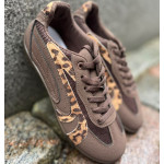  Brūnas kedas ar leoparda rakstu