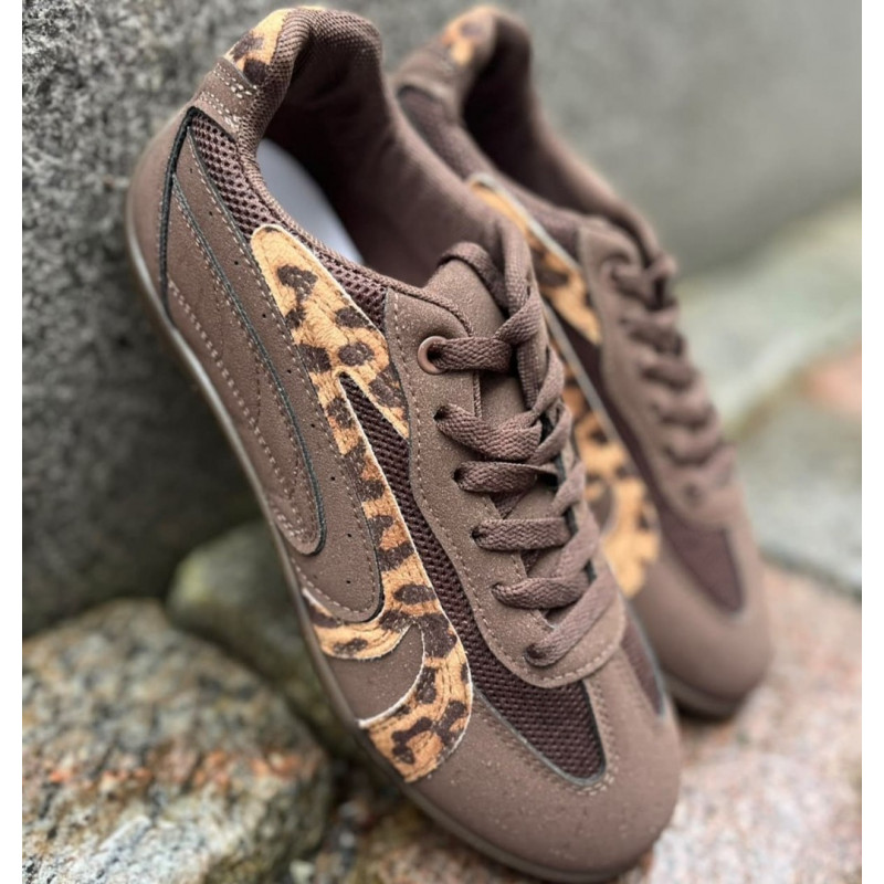   Brūnas kedas ar leoparda rakstu