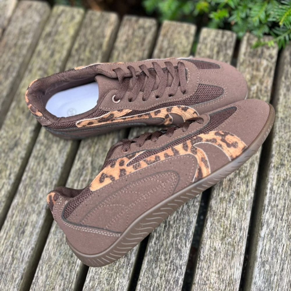   Brūnas kedas ar leoparda rakstu