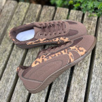   Brūnas kedas ar leoparda rakstu