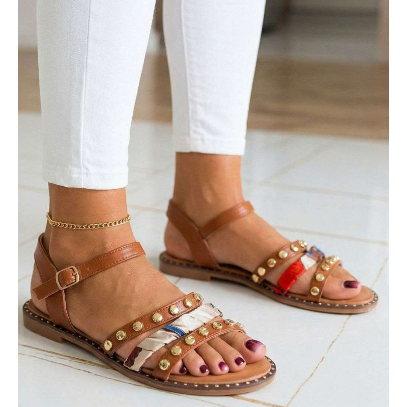  Brūnas sandales uz plakanas zoles